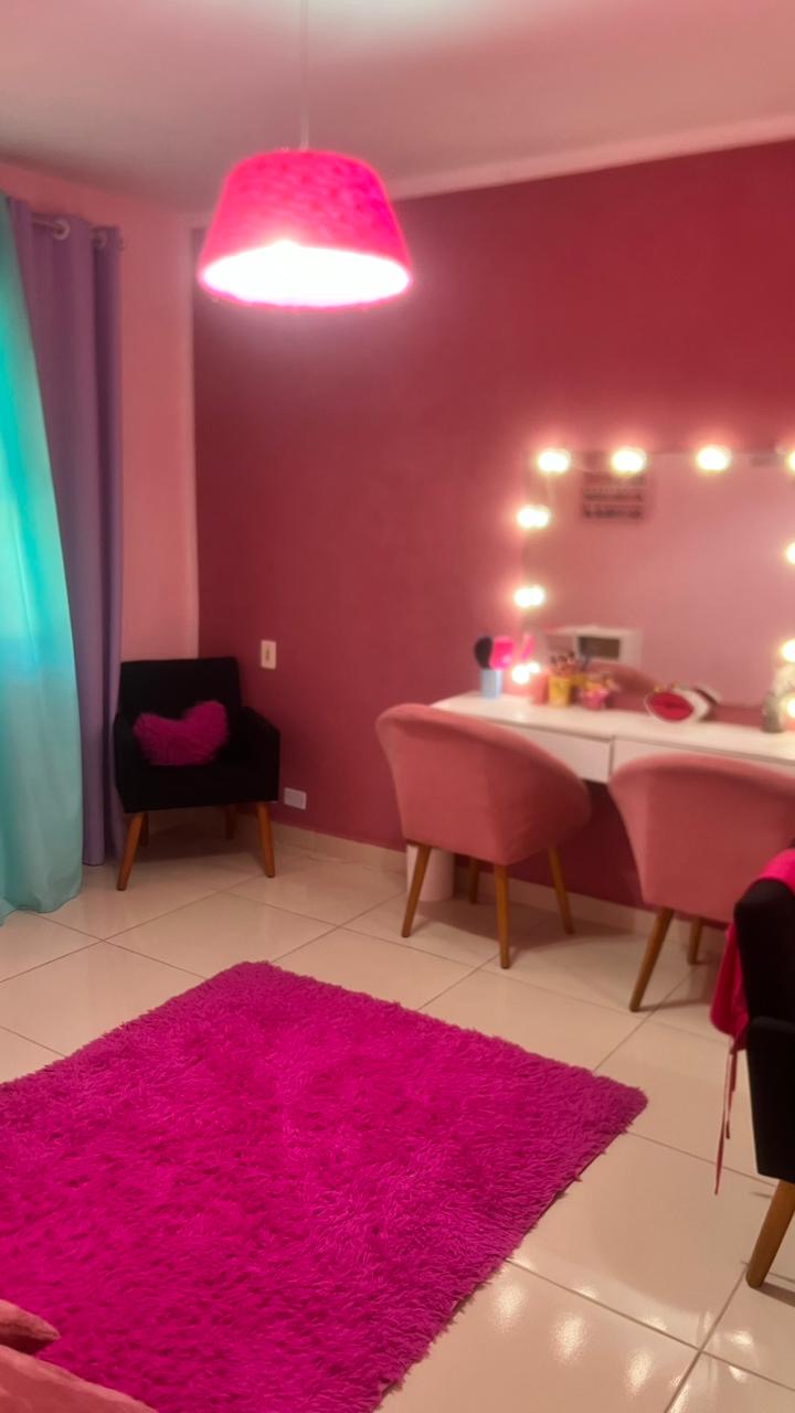 Camarim de beleza com espelho iluminado e poltronas rosa