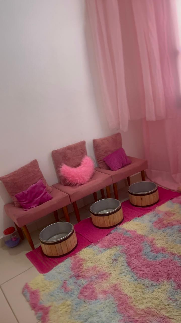 Cantinho do escalda-pés com banheirinhas de madeira
