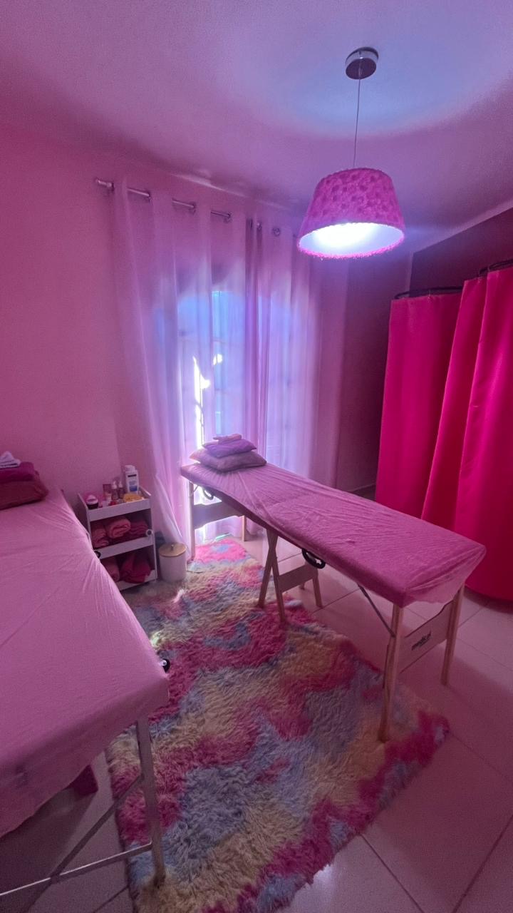 Sala de massagem do spa com macas rosa