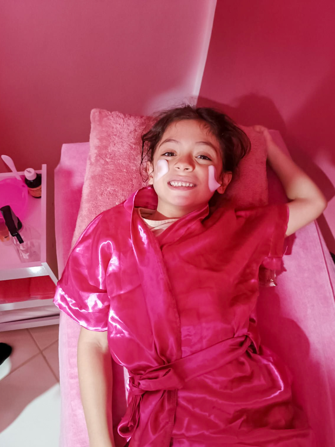 Princesa relaxando na maca do spa