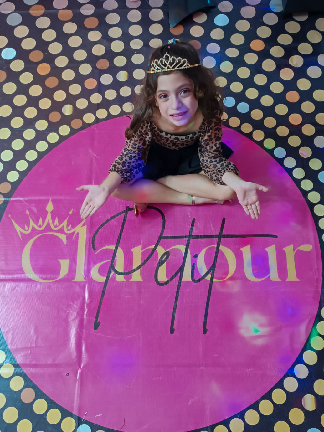 Aniversariante com coroa no painel Petit Glamour