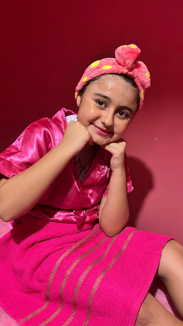Princesa com faixa de spa e máscara facial