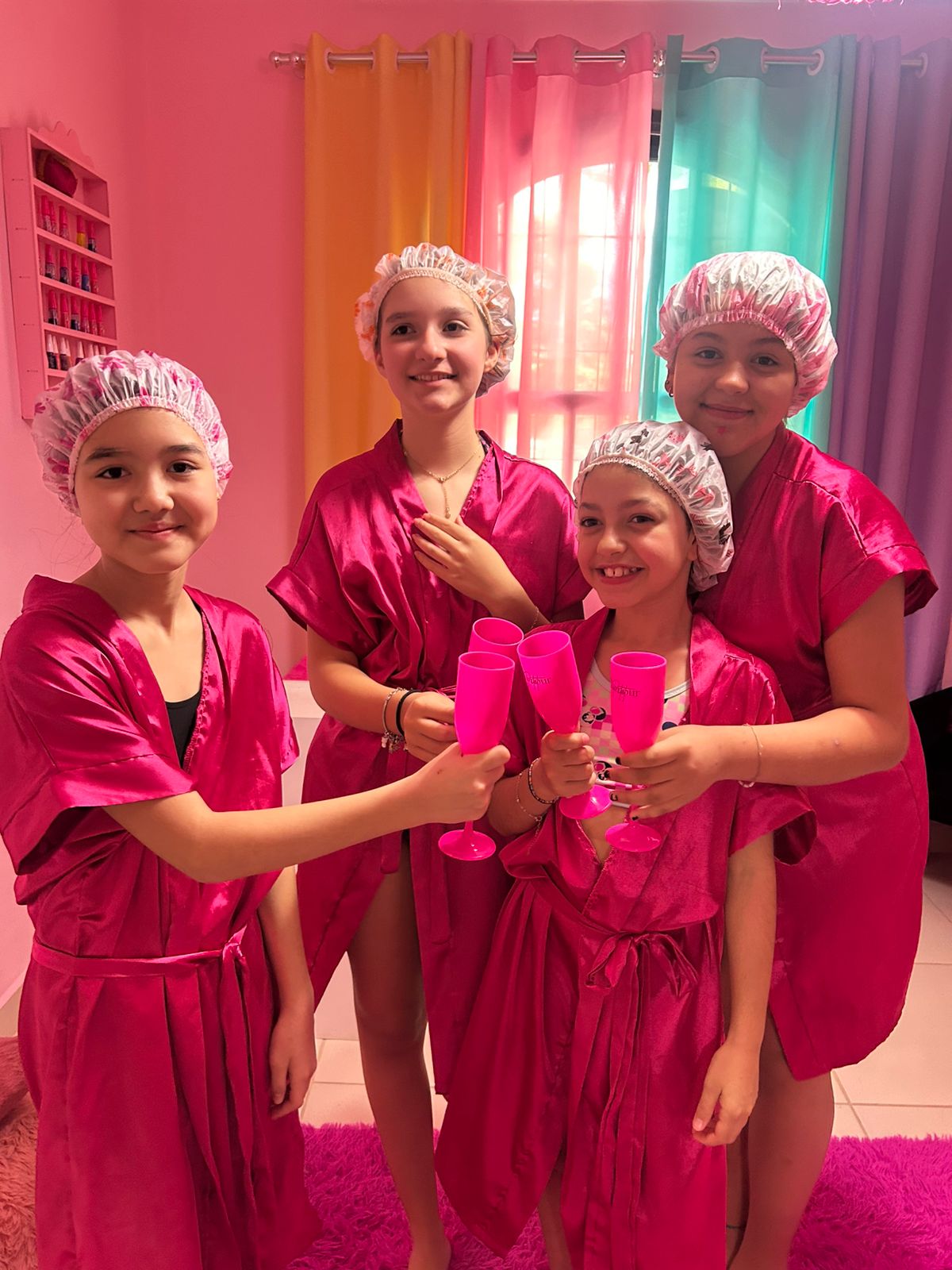 Amigas de roupão rosa brindando no spa