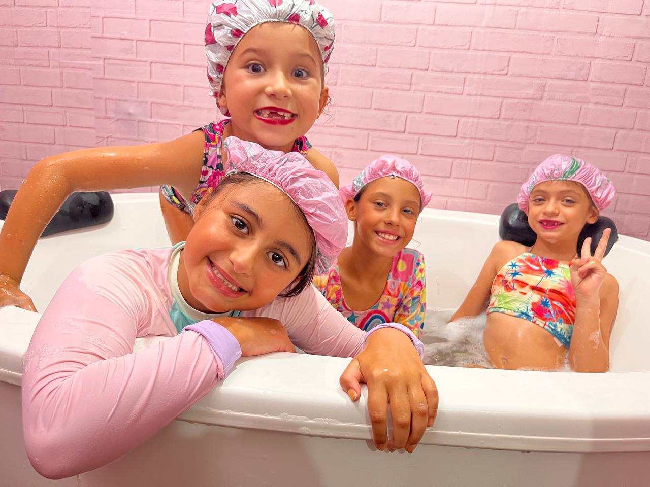 Quatro amigas se divertindo no ofurô