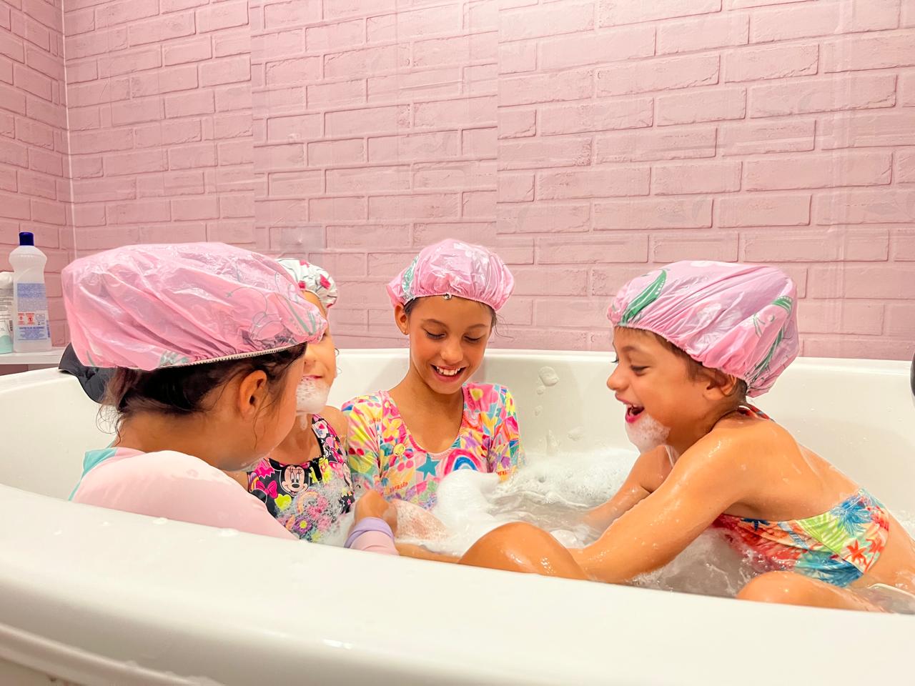 Amigas no ofurô com toucas rosa